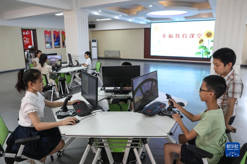 　2022年8月18日，孩子們在沈陽市牡丹社區(qū)幸福教育課堂學(xué)習(xí)固定翼模擬飛行課程。新華社記者 王乙杰 攝