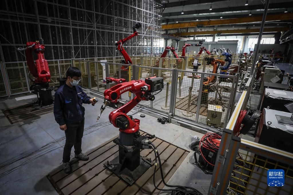 2022年4月28日，新松機器人自動化股份有限公司的工作人員在生產(chǎn)車間內(nèi)調(diào)試機器人。新華社記者 潘昱龍 攝