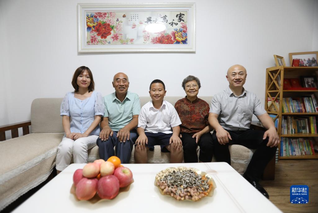 2022年8月17日，沈陽市牡丹社區(qū)居民李水(左二)一家合影。新華社記者 王乙杰 攝