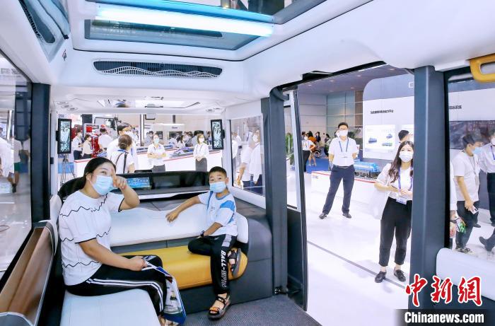 圖為中國中車展位展示的“無人駕駛小V”?！≠∮?攝