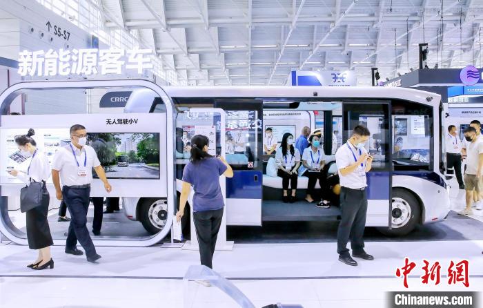 圖為中國中車展位展示的“無人駕駛小V”。　佟郁 攝
