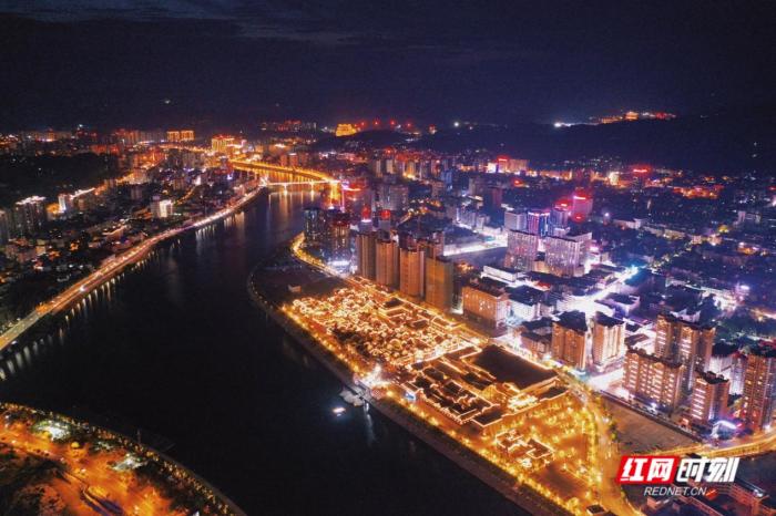 澧水兩岸，燈光璀璨。