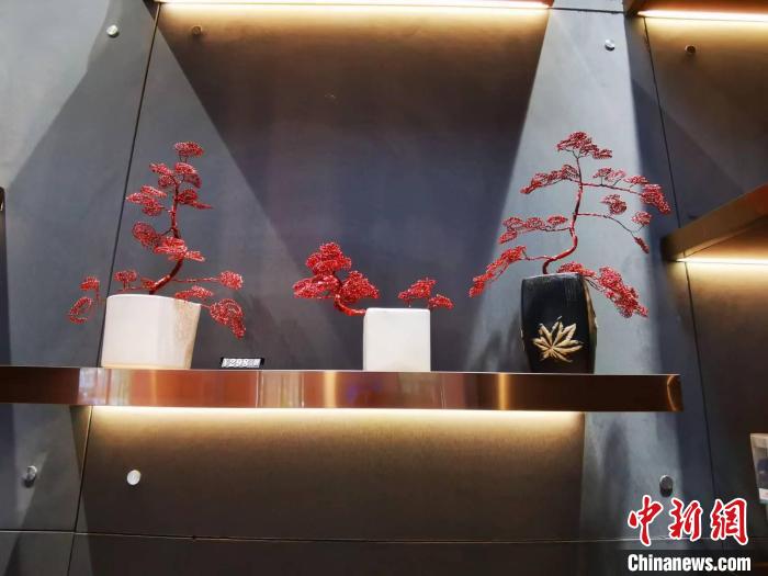 圖為三鋼職工手工制作的鋼花工藝品作為景區(qū)商品上架售賣?！±壮?攝