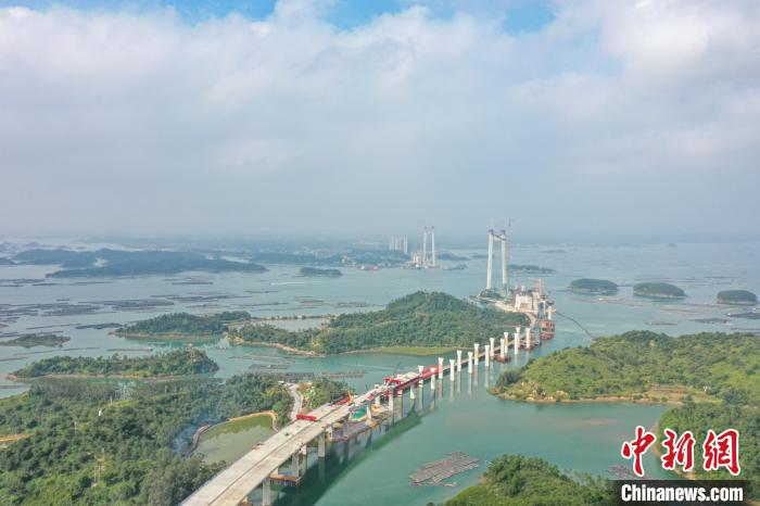 建設中的龍門大橋?！￡惞谘?攝