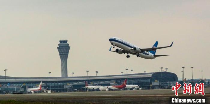 民航客機在南寧吳圩國際機場起降?！×周?　攝