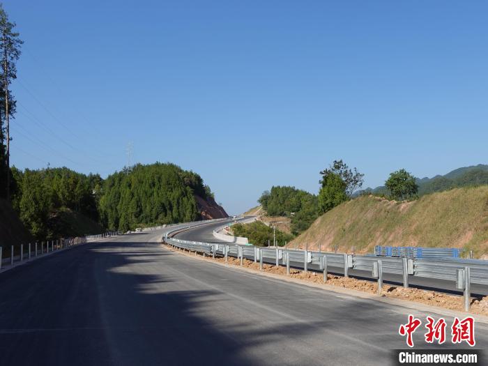 圖為黔江區(qū)過境高速公路的路面?！≈需F建重慶投資集團(tuán)有限公司供圖