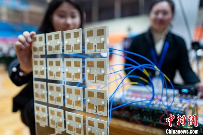 參賽大學生展示作品《高效率自適應多目標微波無線能量傳輸系統(tǒng)》?！°蟛?攝