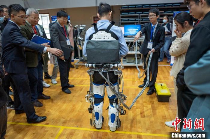 大學生展示作品《可重構變剛度驅動外骨骼設計與柔順控制》?！°蟛?攝