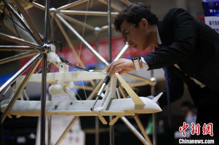 參賽大學生帶來的作品《基于自適應柔順捕獲的空基回收末端抓捕裝置設計與控制技術》?！°蟛?攝