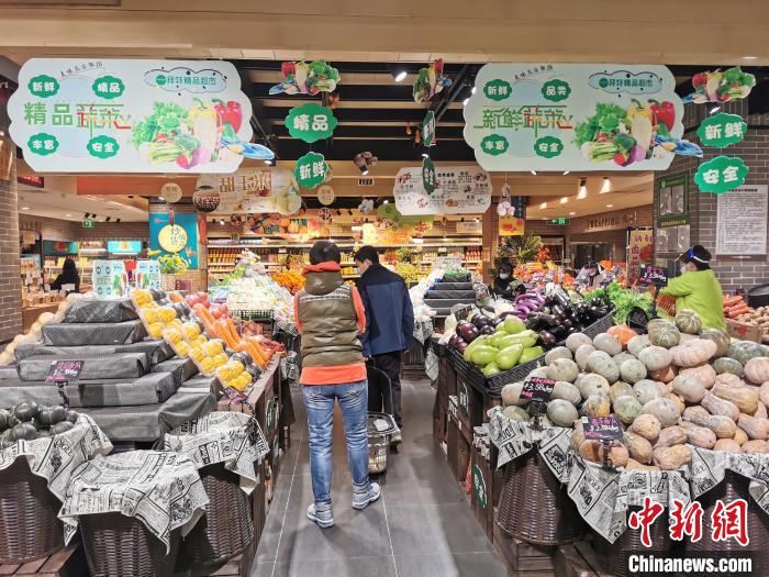 解除流動性管理后的第一天，鄭州市民在超市采購?！№n章云 攝