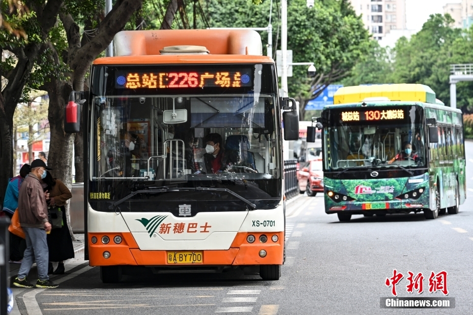 12月1日，廣東省廣州市海珠區(qū)，公交車有序進(jìn)站。中新社記者 陳驥旻 攝 