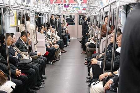  　　現(xiàn)時(shí)有43.7%的日人感到生活愈來愈緊張，較今年3月高5.6個(gè)百分點(diǎn)。