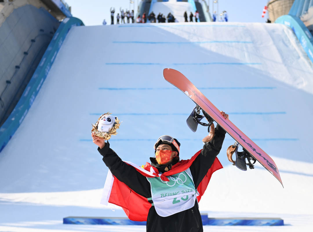 2022年2月15日，中國選手蘇翊鳴在單板滑雪男子大跳臺決賽奪冠后慶祝。新華社記者黃宗治攝