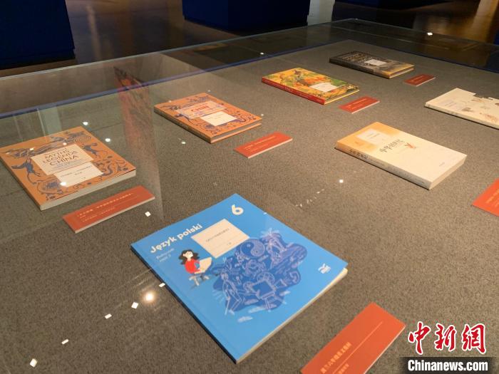 “開(kāi)天辟地——中華創(chuàng)世神話文藝創(chuàng)作與文化傳播工程”成果展。　王笈 攝