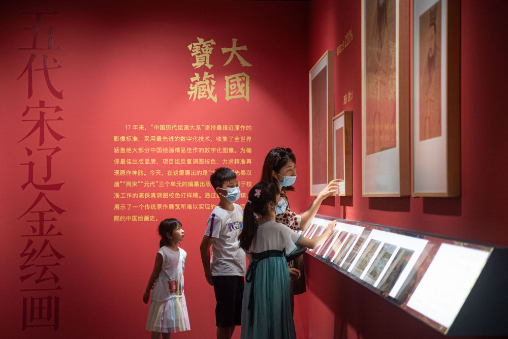 參觀者在浙江省嘉興市文化藝術(shù)中心觀看盛世修典“中國(guó)歷代繪畫大系”嘉興特展(2022年6月30日攝)。新華社記者 江漢 攝