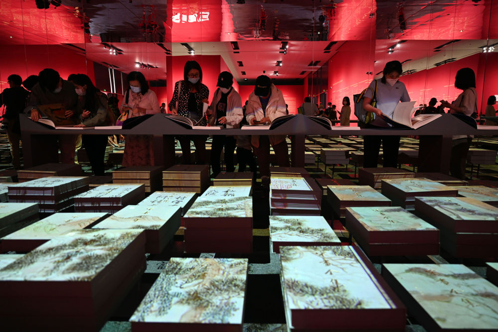 參觀者在中國(guó)國(guó)家博物館觀看“盛世修典——‘中國(guó)歷代繪畫大系’成果展”(2022年9月29日攝)。新華社記者 金良快 攝