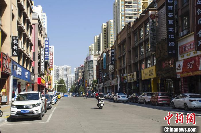 圖為整治后井然有序的防城港市伏波路中段?！〉岳顝?qiáng) 攝