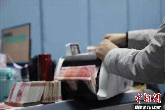 工作人員清點(diǎn)賭資?！?nèi)江警方供圖