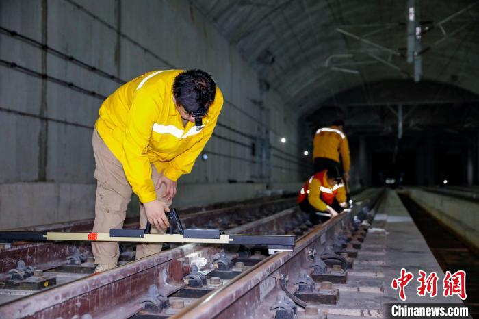 中國(guó)鐵路南寧局集團(tuán)有限公司南寧工務(wù)段職工使用道尺檢查吳圩機(jī)場(chǎng)高鐵站高鐵線路設(shè)備?！№f剛 攝