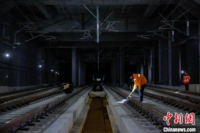 中國(guó)鐵路南寧局集團(tuán)有限公司南寧工務(wù)段高鐵線路設(shè)備檢查作業(yè)現(xiàn)場(chǎng)?！№f剛 攝