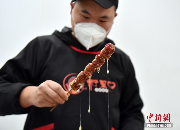 雄安新區(qū)大樹劉莊村辛愛青家中的冰糖葫蘆加工廠，工人正在制作冰糖葫蘆。作為遠近聞名的“冰糖葫蘆村”，大樹劉莊村制作冰糖葫蘆的歷史已有100多年，全村三分之二的村民都會這門手藝，吸引不少游客慕名而來。 中新社記者 韓冰 攝