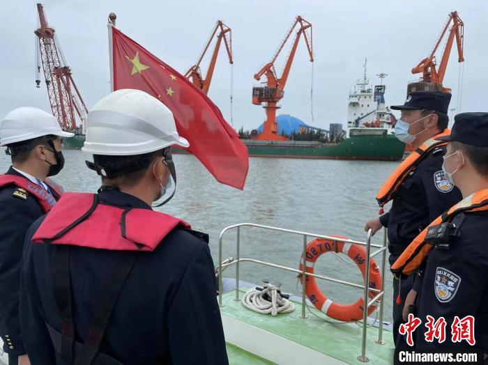邊檢人員在古雷港區(qū)執(zhí)勤?！≌闹葸厵z站供圖