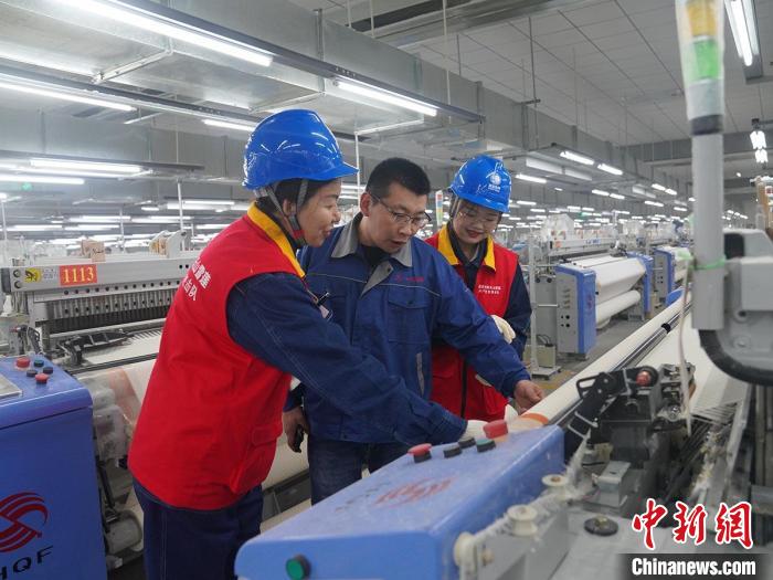 新疆伊犁伊河供電公司黨員服務(wù)隊(duì)員走訪企業(yè)，保障企業(yè)24小時(shí)生產(chǎn)線安全運(yùn)轉(zhuǎn)?！“子?攝